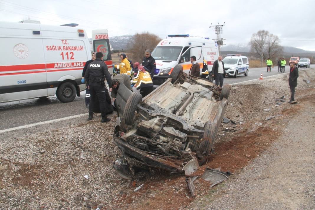 Konya'da feci kaza! Refüje devrilerek ters döndü: 6 yaralı 2
